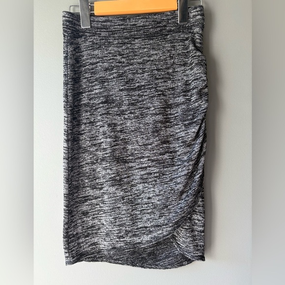 Wilfred free by Aritzia, size XXS, Tyra faux ruched wrap body con skirt, stretch - Picture 2 of 8